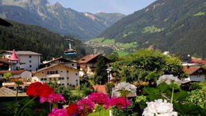 A mountain village with houses, a ski lift, and a valley view. - Penkenblick in the Tasser House (Mayrhofen)
