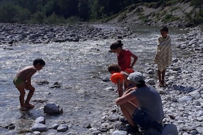 A group of people by a rocky riverbank. - Holiday apartment with 4 bedrooms (Schoppernau)