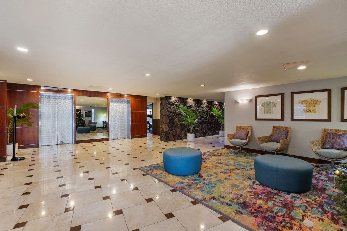 Un hall de hotel con mostrador de recepción, zona de estar y un escritorio de check-in.