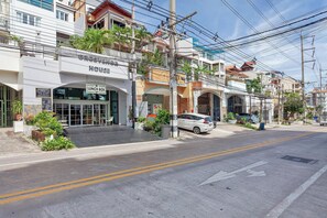 A street view with a house for rent, a lunch box sign, and parked cars. - Pratumnak Hill 2BR Sea View (PH3) (Banglamung)