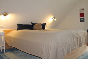 A bedroom with a bed, bedside tables, and wall-mounted light fixtures. - Holiday home with 5 bedrooms (Röbel an der Müritz)