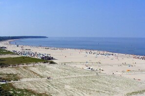 A beach with a sandy shore, a few structures, and a clear sky. - Holiday home with 2 bedrooms (Nossentiner Hütte OT Drewitz)