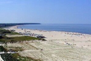 A beach with a sandy shore, a few buildings, and a clear sky. - Holiday apartment with 1 bedroom (Nossentiner Hütte OT Drewitz)