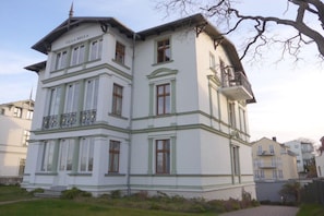 A multi-story building with a balcony on the second floor. - Holiday apartment with 1 bedroom (Seebad Ahlbeck)