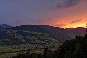 Eine Stadt eingebettet in ein Tal, mit Bergen im Hintergrund.
