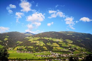 A mountainous landscape with a village nestled in the valley. - Apartment Steinberger (Ramsau im Zillertal)