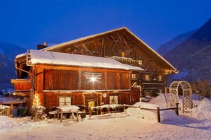Eine Holzhütte mit einem Schild, das sie als Gästehaus kennzeichnet.