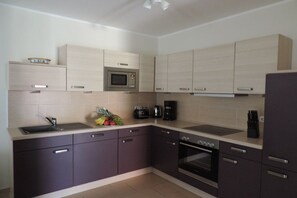 A modern kitchen with a microwave, toaster, and coffee maker. - Holiday home with 2 bedrooms (Göhren-Lebbin)