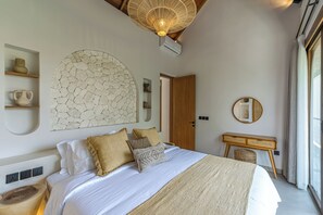 Ein Schlafzimmer mit einem Bett, Nachttischen, einem Spiegel und einer Wandleuchte.