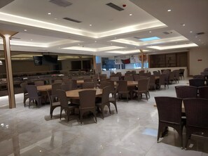 A spacious restaurant with multiple dining tables and chairs, a flat-screen TV mounted on the wall, and a modern ceiling design with recessed lighting. - Lavande Hotels Harbin Railway Station Zhanqian Square (Harbin)