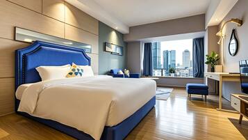 Une chambre d’hôtel moderne avec un grand lit, un bureau et une vue sur le paysage urbain.