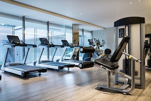 A modern gym with treadmills, elliptical machines, and weightlifting equipment. - Yu'an Hotel Guangzhou Zhujiang New Town (Guangzhou)