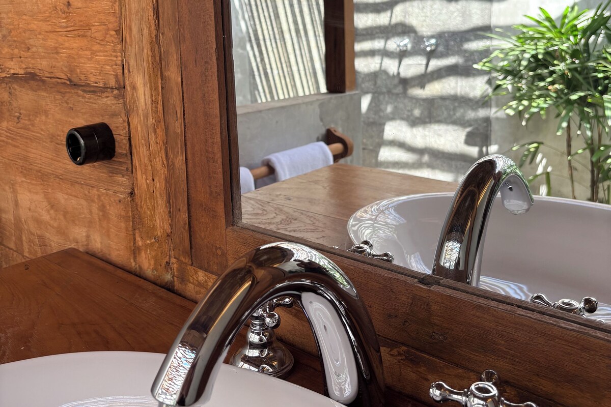 Cottage Tradisional, pemandangan samudra | Kamar mandi | Pengering rambut, handuk, sabun, dan sampo