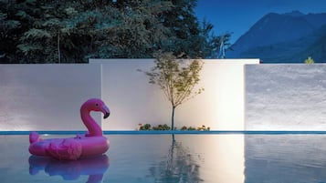 Una piscina con un flotador con forma de flamenco rosa.