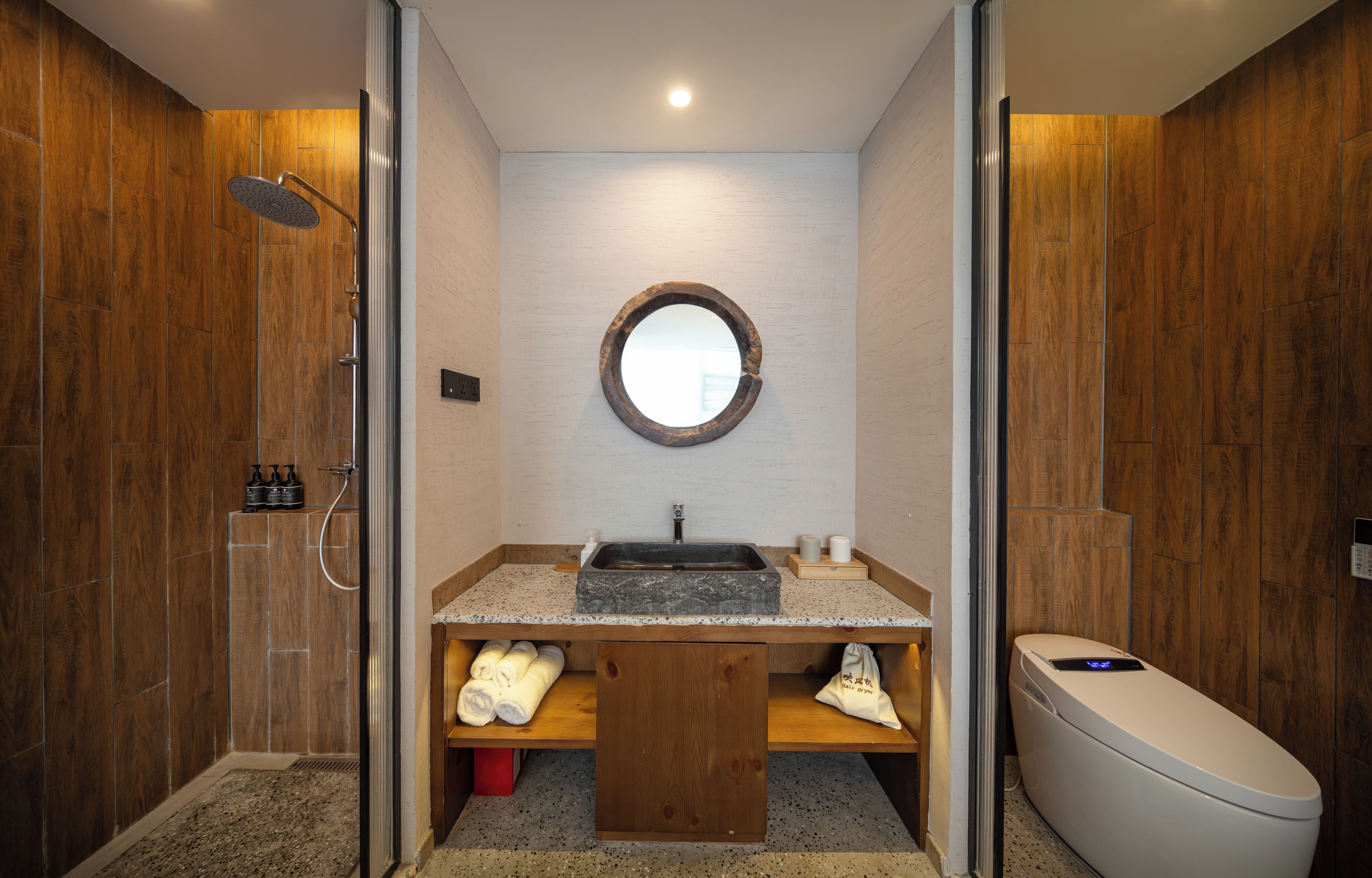 Un baño moderno con ducha, lavabo e inodoro.