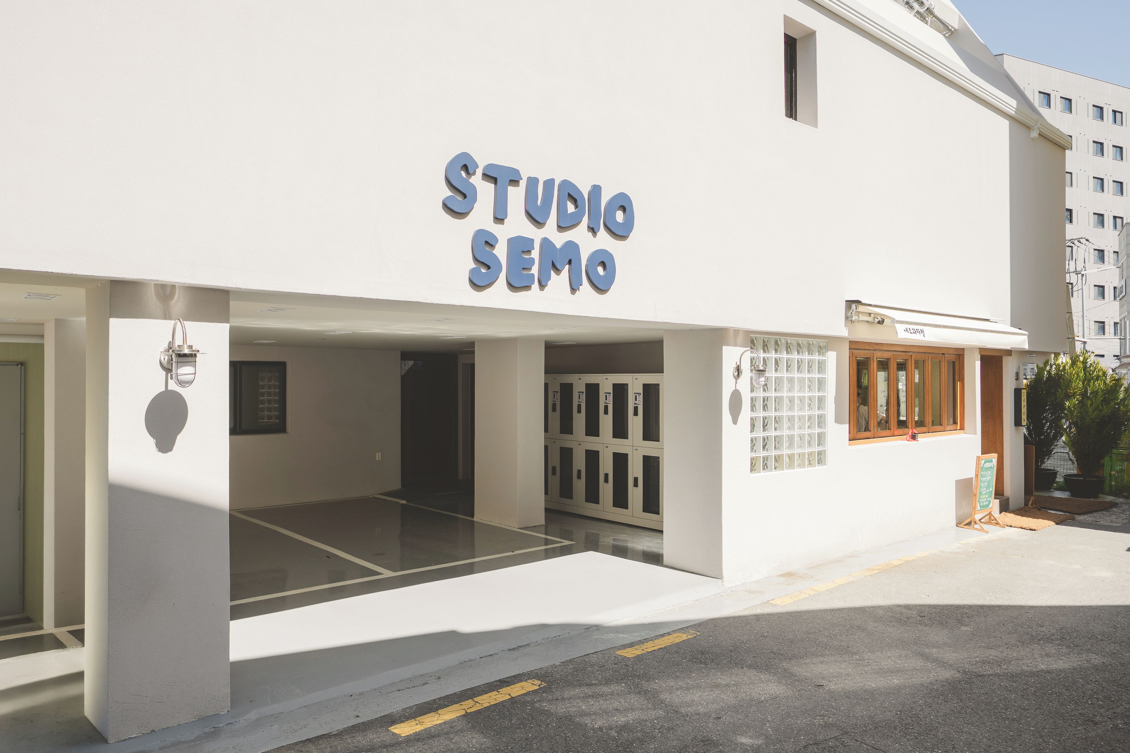Un edificio con un letrero que dice 'STUDIO SEMO', indicando un espacio de estudio.