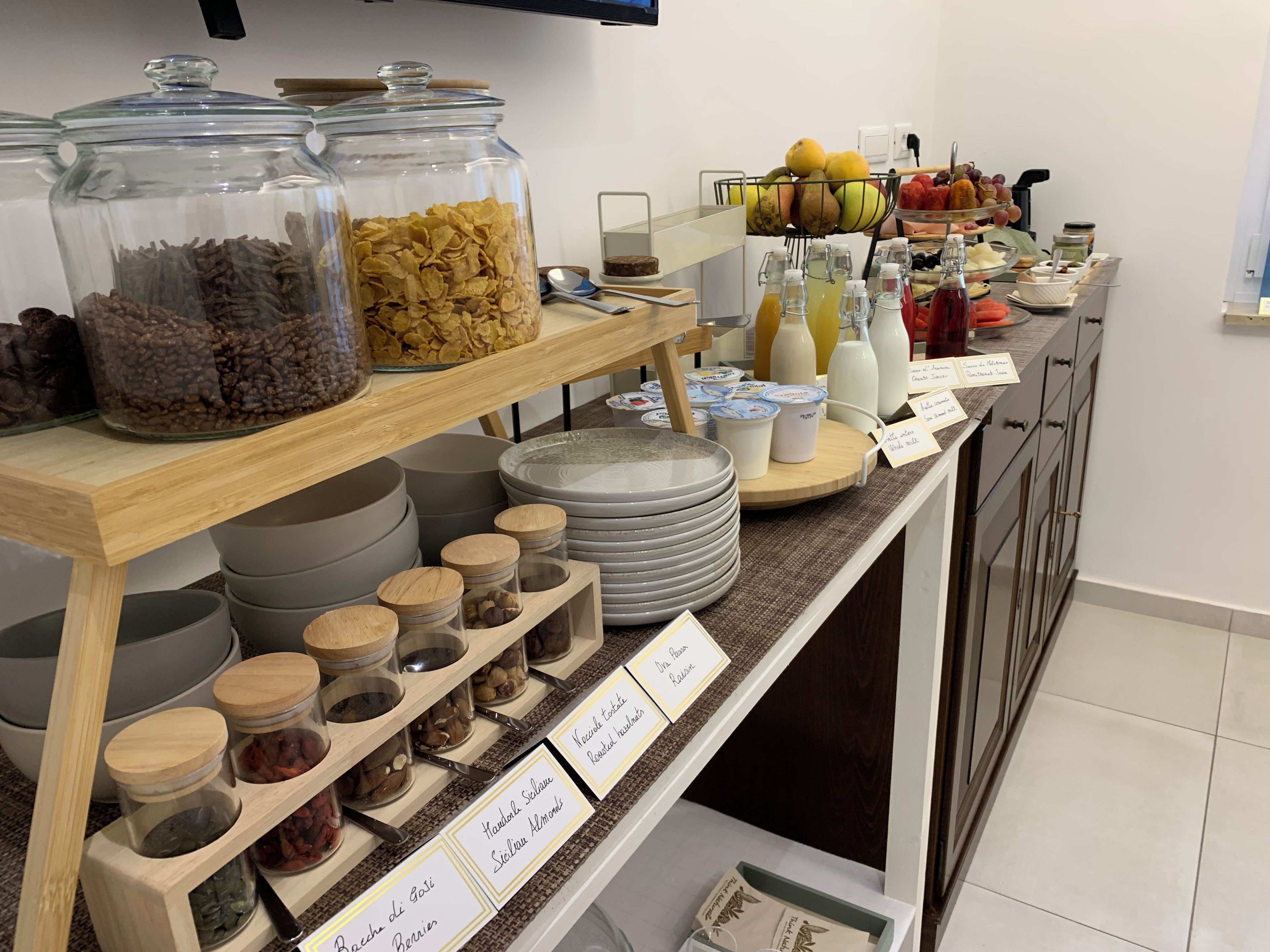 Un buffet proposant une variété de plats et d'accompagnements.