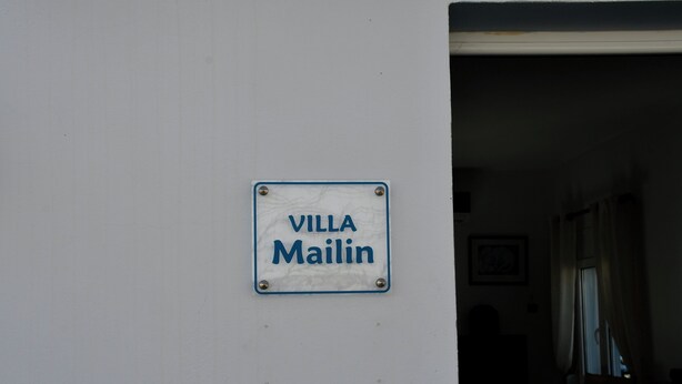 A sign on a wall that reads 'VILLA Mailin.' - Vrbo Property (Skouloufia)
