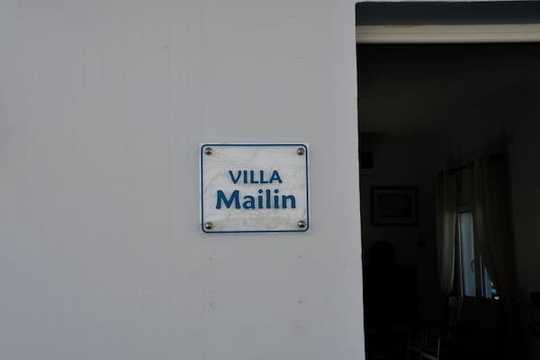 A sign on a wall that reads 'VILLA Mailin.' - Vrbo Property (Skouloufia)