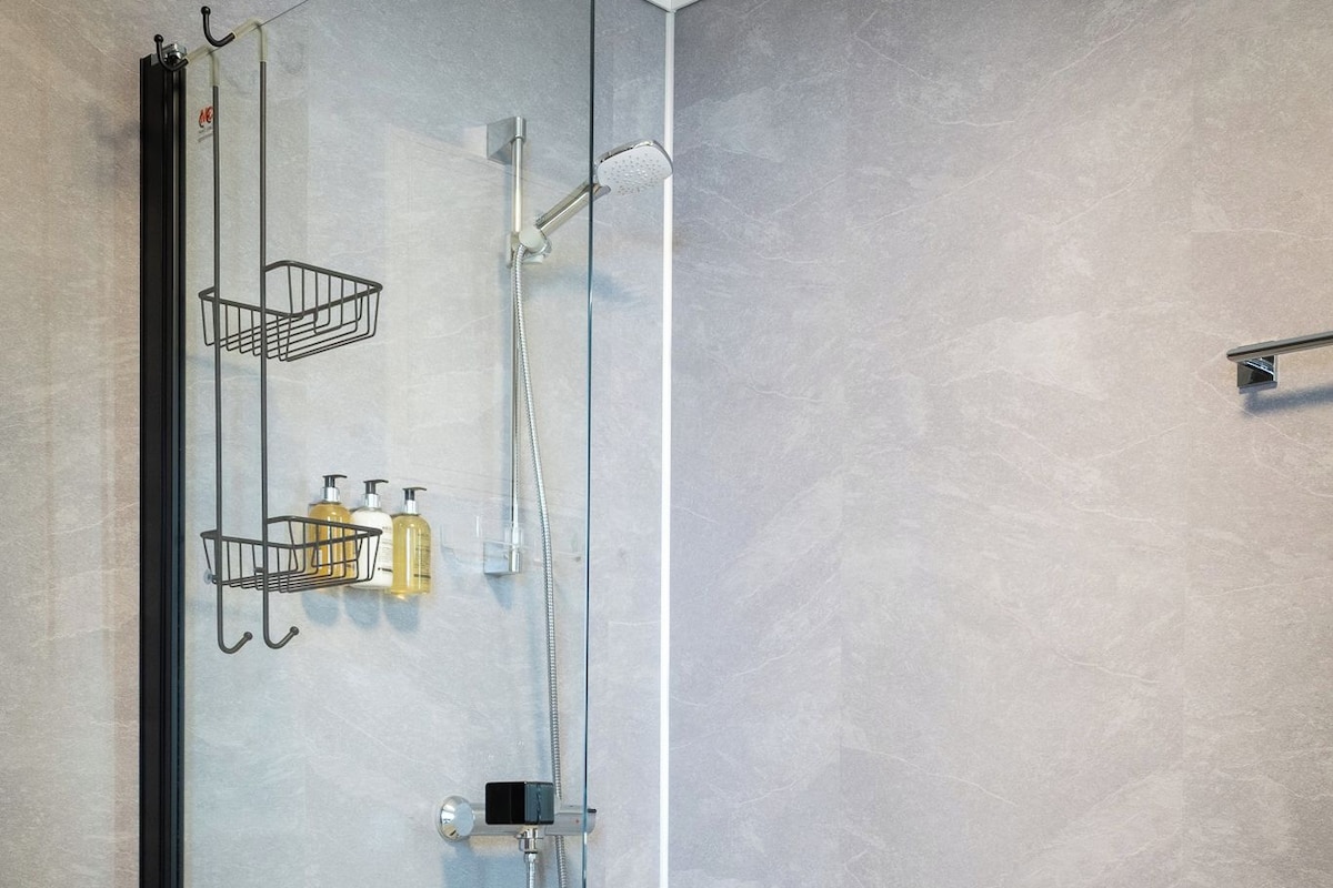 Deluxe suite, balkon, uitzicht op meer | Badkamer | Een douche, een haardroger, handdoeken, zeep