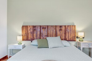 A bed with a headboard, two bedside tables, and two lamps. - Room 'Camera 7 - Economy Ampia' with Shared Pool, Wi-Fi and Air Conditioning (Cavaion Veronese)