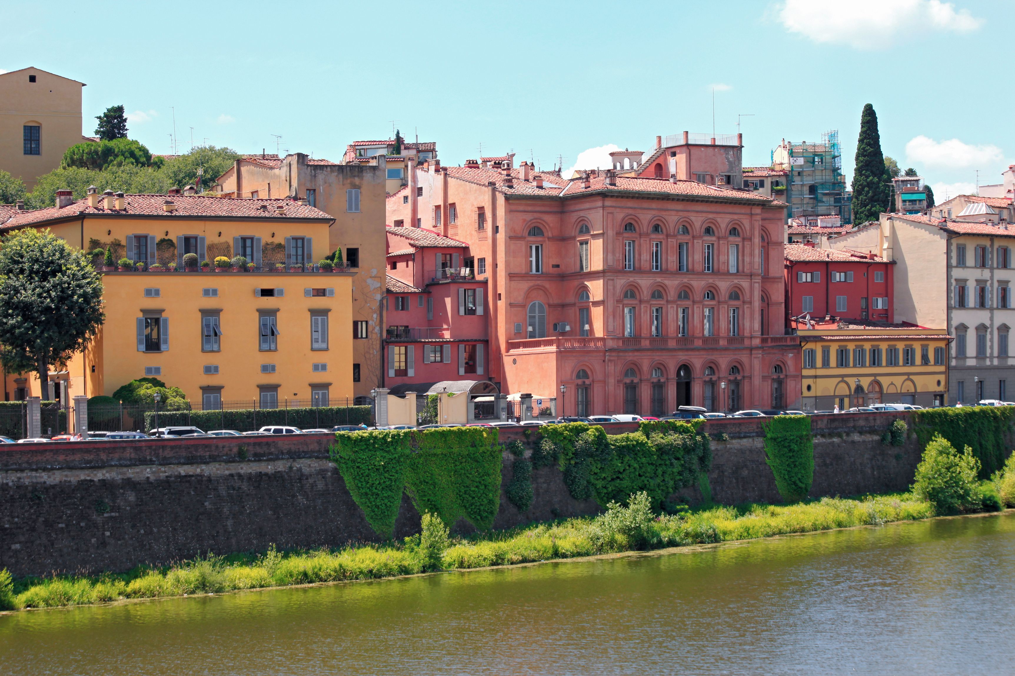 Una hilera de edificios coloridos a lo largo de la orilla de un río.