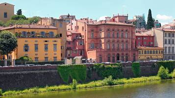Una hilera de edificios coloridos a lo largo de la orilla de un río.
