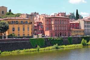 Una hilera de edificios coloridos a lo largo de la orilla de un río.