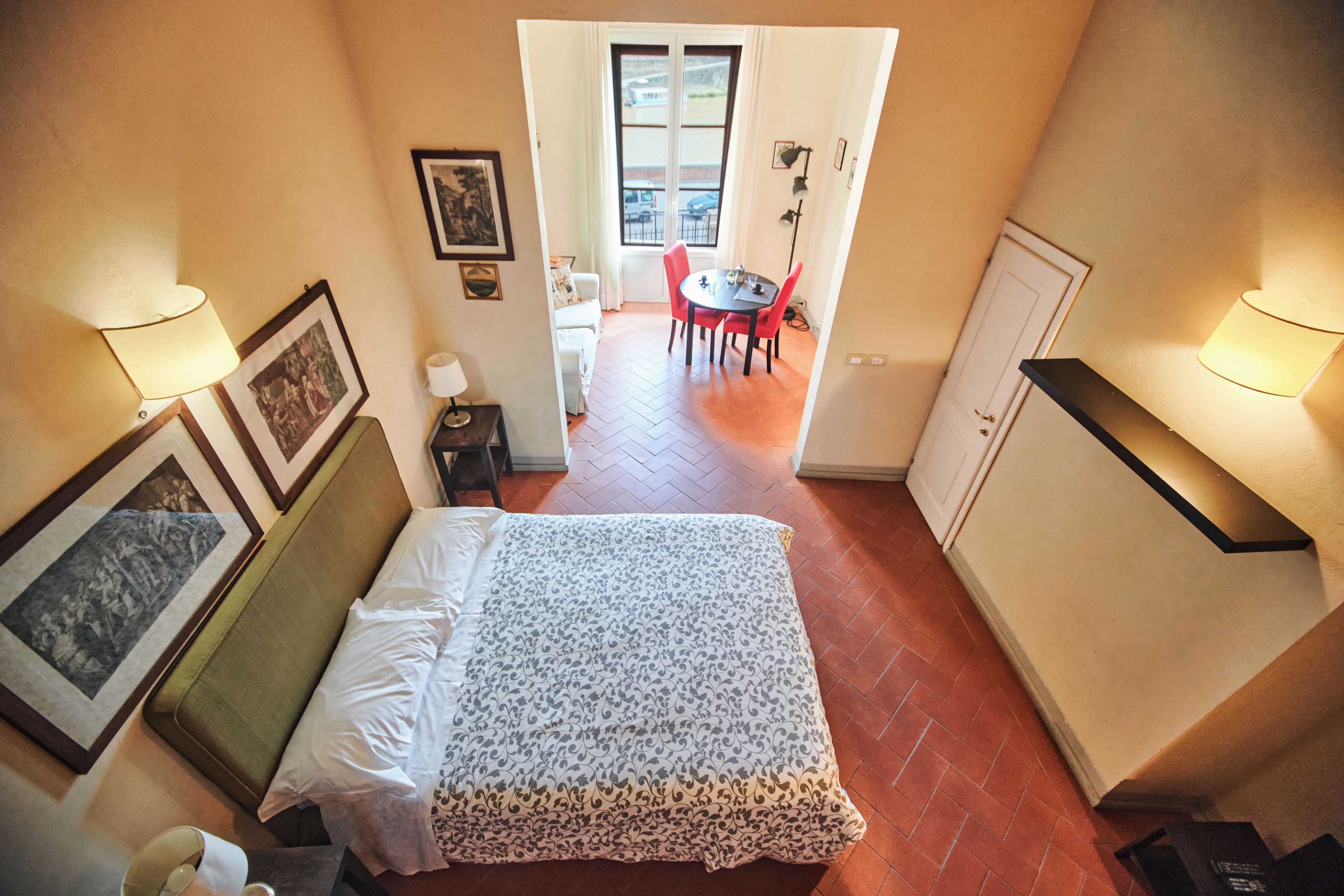 Une chambre d’hôtel comprenant un lit, un bureau, une chaise et une table à manger.