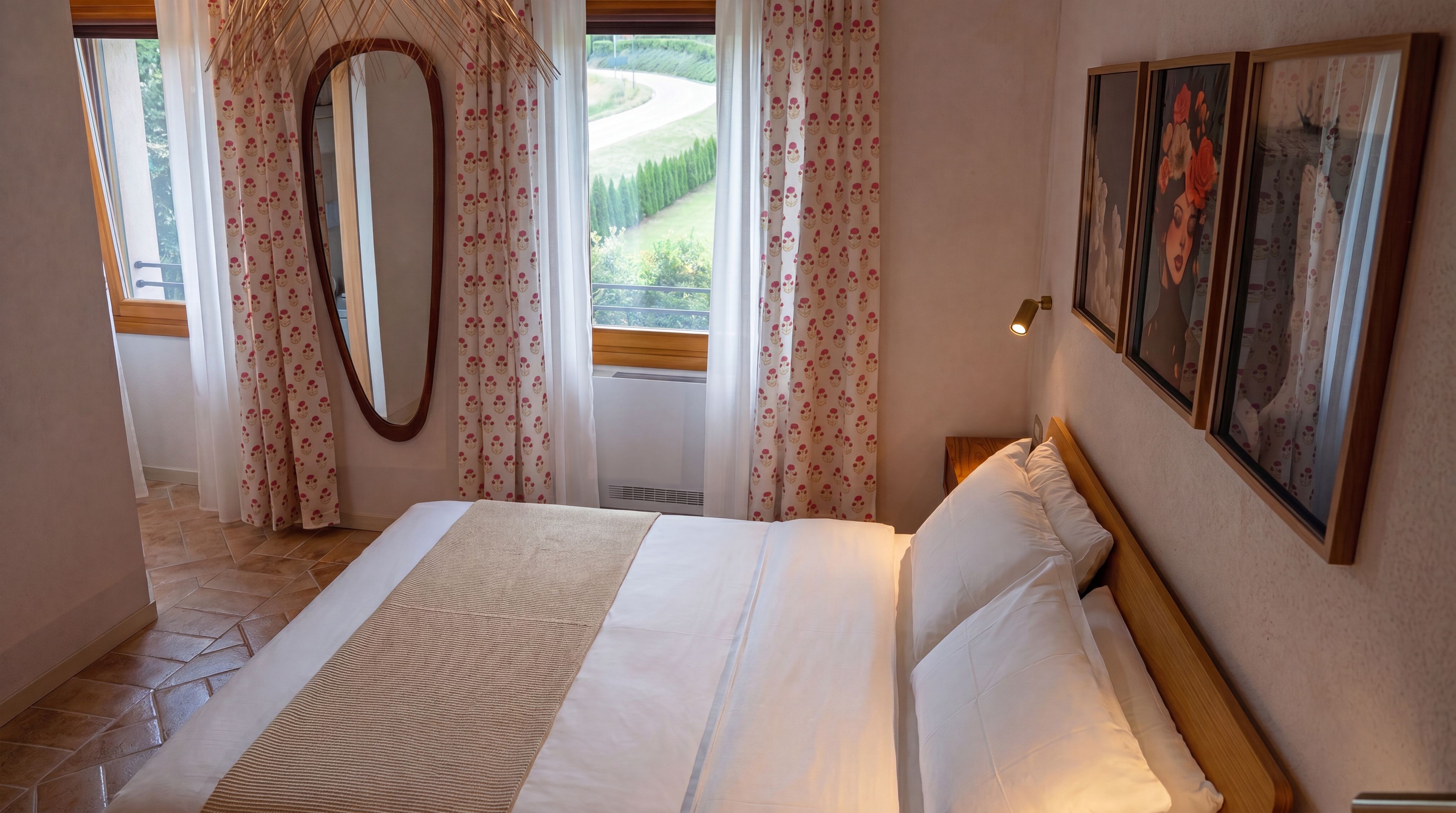 Una habitación de hotel con una cama, un espejo grande, una ventana con cortinas y una obra de arte en la pared.