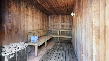 Una sauna de madera con bancos y un banco con un recipiente de objetos.