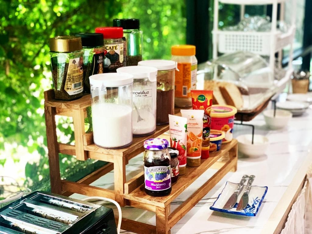 Un espace dédié au café, avec une variété de produits à base de café et un distributeur de lait.