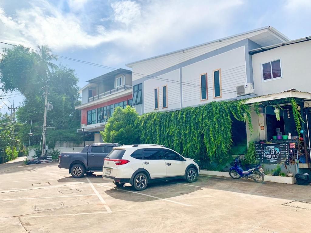 Uma área de estacionamento com um SUV branco e uma caminhonete.