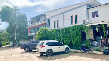 Uma área de estacionamento com um SUV branco e uma caminhonete.