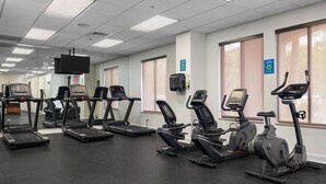 Ein Fitnessstudio mit mehreren Laufbändern, Crosstrainern und Ergometer.
