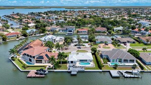 Un quartier résidentiel comprenant des maisons, un port de plaisance et une vaste étendue d’eau.