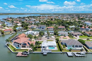 Una zona residencial con casas, un puerto deportivo y una extensa masa de agua.