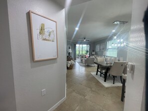 Un vaste espace de vie comprenant une table à manger, des chaises et une grande fenêtre.