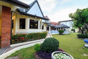 A residential property with a well-maintained lawn, a gazebo, and a swimming pool. - Classic 5BR Villa with Pool&Gardens(SP1) (Pattaya City,South Pattaya)