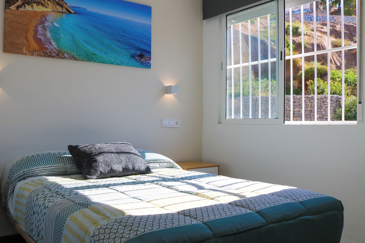 Basic Single Room, 1 Double Bed, Shared Bathroom | WiFi (free), bed sheets
