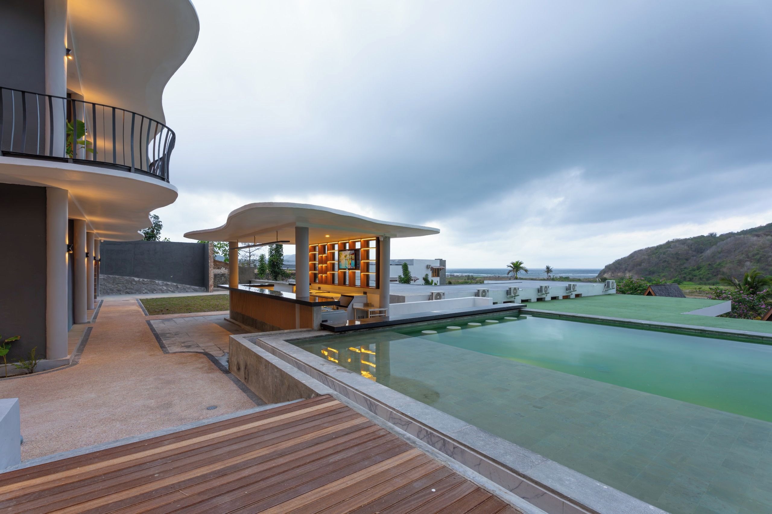 Ein modernes Resort mit Pool, Bar und Meerblick.