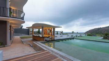 Ein modernes Resort mit Pool, Bar und Meerblick.