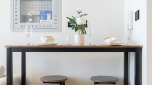 Monolocale Deluxe, balcone, vista città | Pasti
