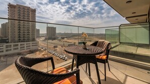 Monolocale Deluxe, balcone, vista città | Ristorazione all'aperto