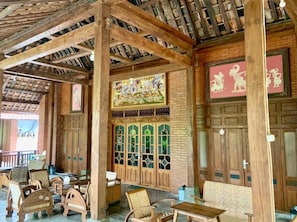 Un interior de madera con techo alto, muebles de madera y paneles decorativos.