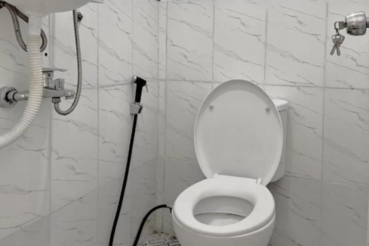 Basic Double Room, Garden View | Bilik Mandi | Selipar 
