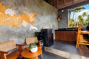 Una cocina moderna con un ventanal grande, un refrigerador y una zona de comedor con muebles de madera.