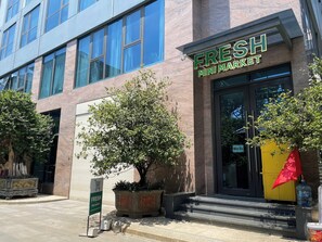 A building with a sign reading 'FRESH MINI MARKET' at the entrance. - The Nelson Luxury Apartment 3Bedroom - FREE Pool, Gym & Sauna (Hà Nội)