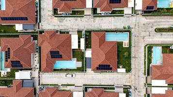 Zona residencial con varias casas de techos a dos aguas y paneles solares.