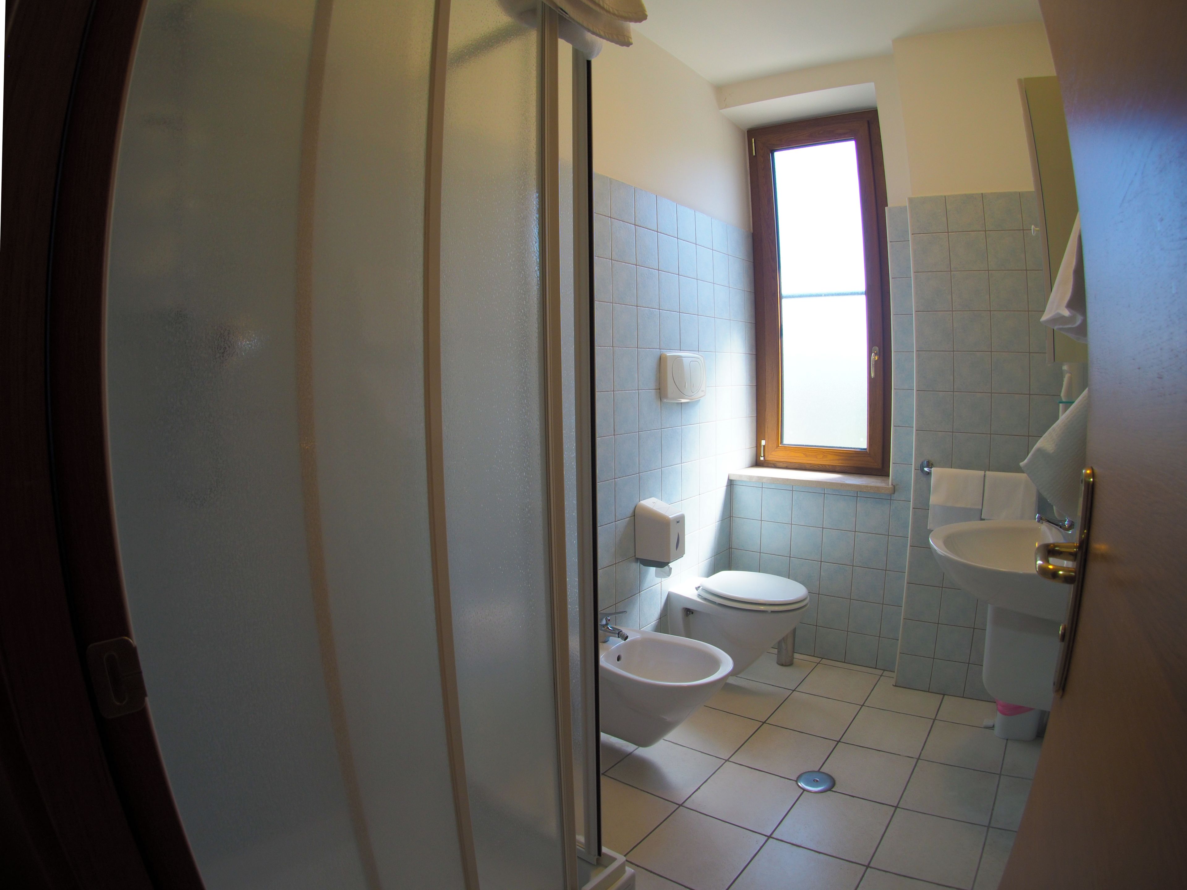Ein Badezimmer mit Toilette, Bidet und Waschbecken.